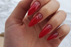 röda naglar med glitter