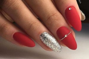 röda naglar med silver glitter 2024