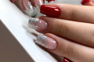 röda naglar silver glitter