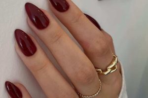 röda spetsiga naglar
