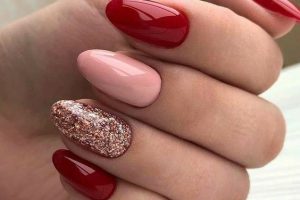 röda naglar med guld glitter