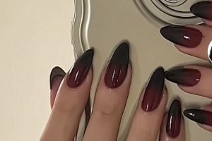 mörkröda naglar ombre