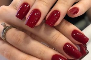 trendiga fyrkantiga röda naglar