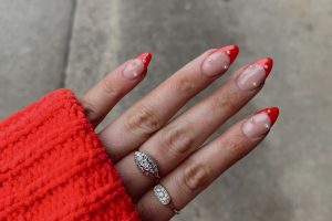 röda toppar naglar