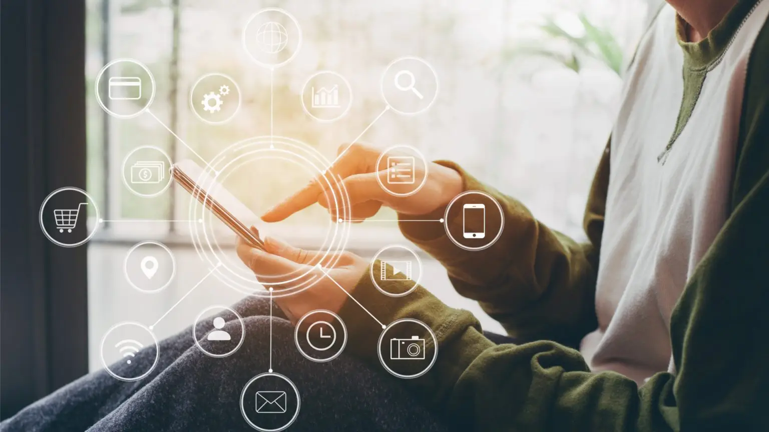 Person nutzt Smartphone für digitales Marketing in Innsbruck – Social Mountain Online Marketing Agentur Tirol