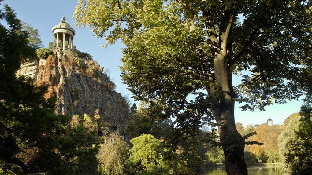 BUTTES CHAAUMONT - LES SITES TOURISTIQUES PEU CONNUS A PARISSOCIAL VIBES