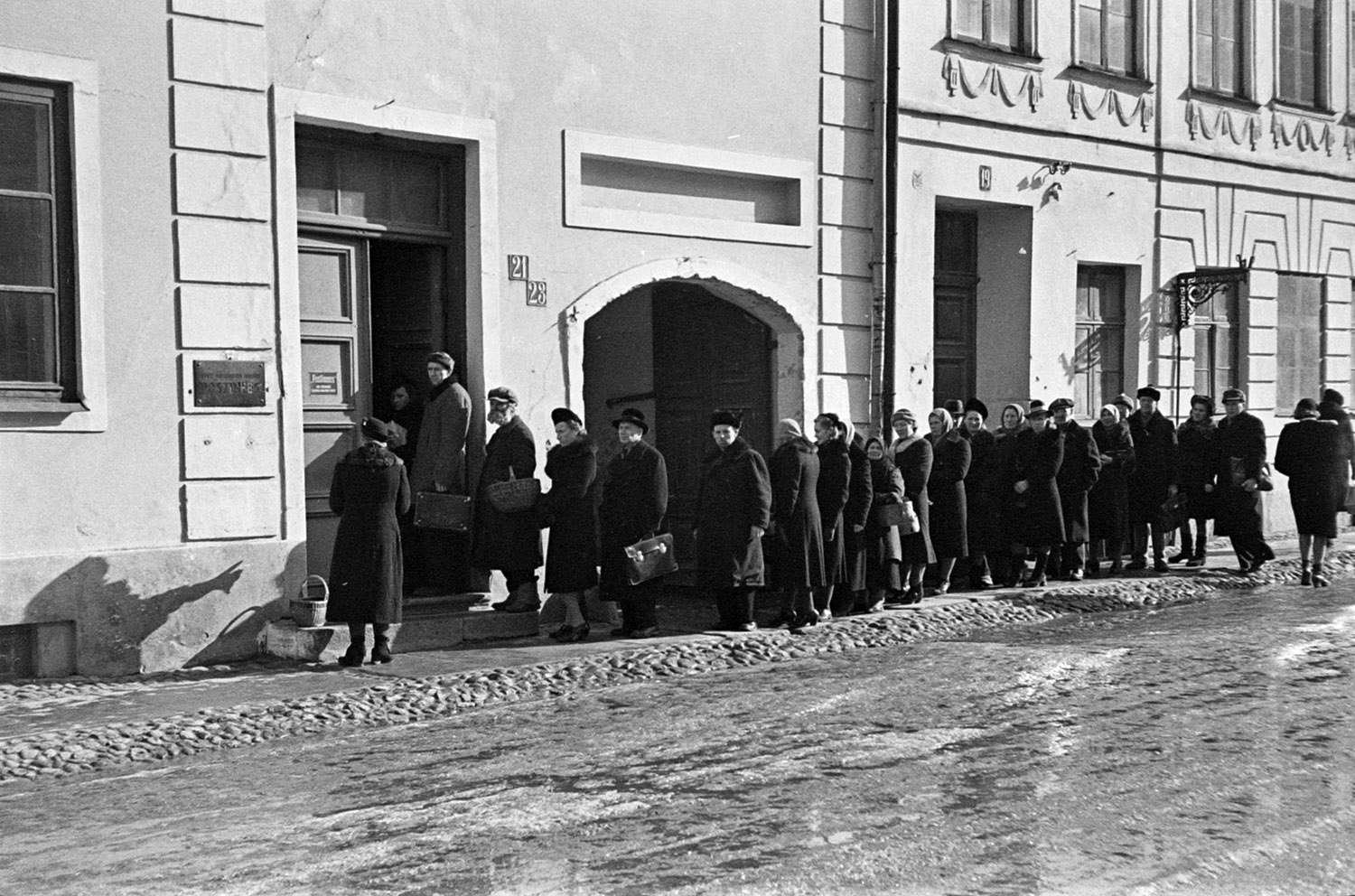 societies under german occupation - Queue of „Postimees“-customers in Estonia in spring 1943, Bildarchiv Herder-Institut Inv.nr. 156159