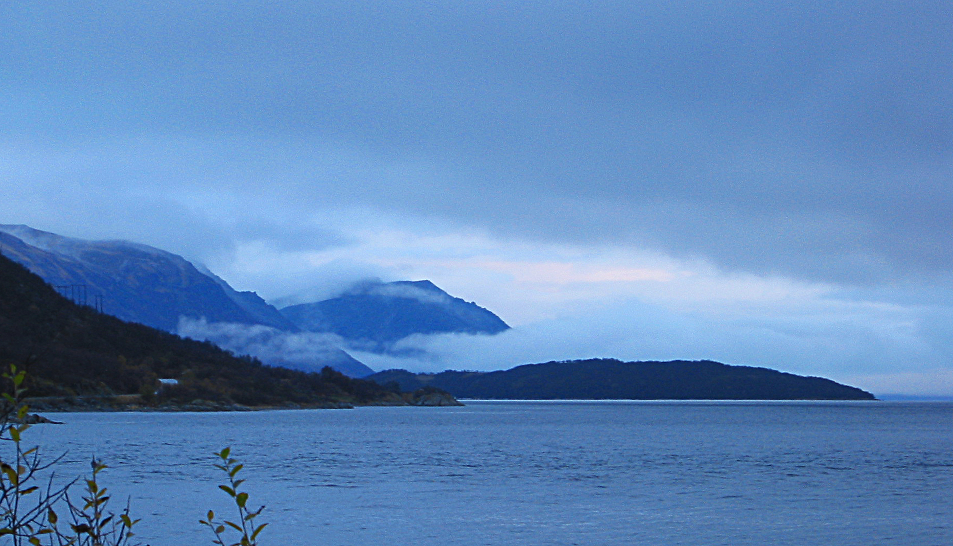 Blått landskap i Karlsøy kommune