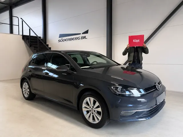 Kund med röd Köpt-skylt och såld bil hos Söderberg Bil