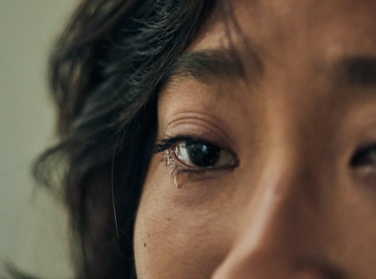 Kvinder Fanget i Psykisk Vold i Danmark: En Overset Krise