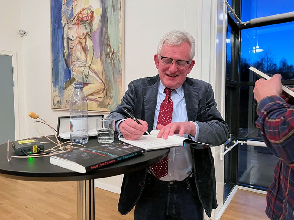 En glad forfatter giver en autograf - Søften Nyt - Foto: Anders Godtfred-Rasmussen.