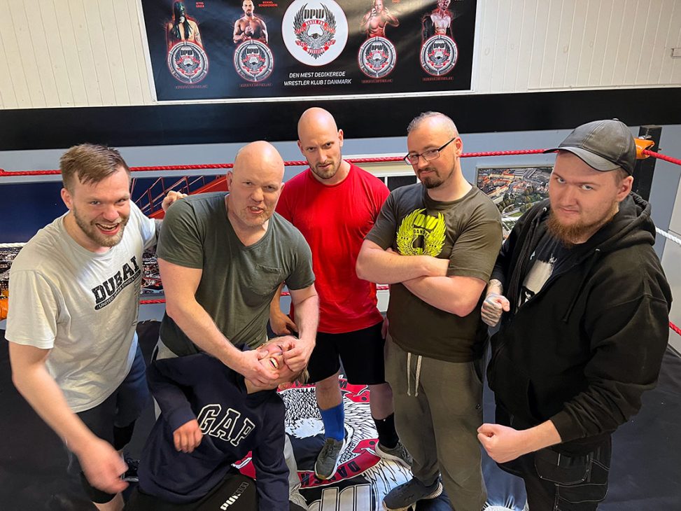 De fem wrestlere og Mikkel