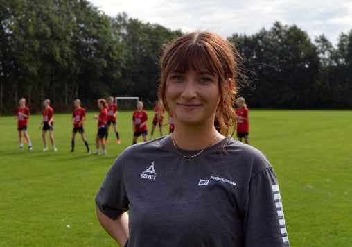Louise er glad for at være træner på fodboldskolen - Søften Nyt - Foto: Anders Godtfred-Rasmussen.