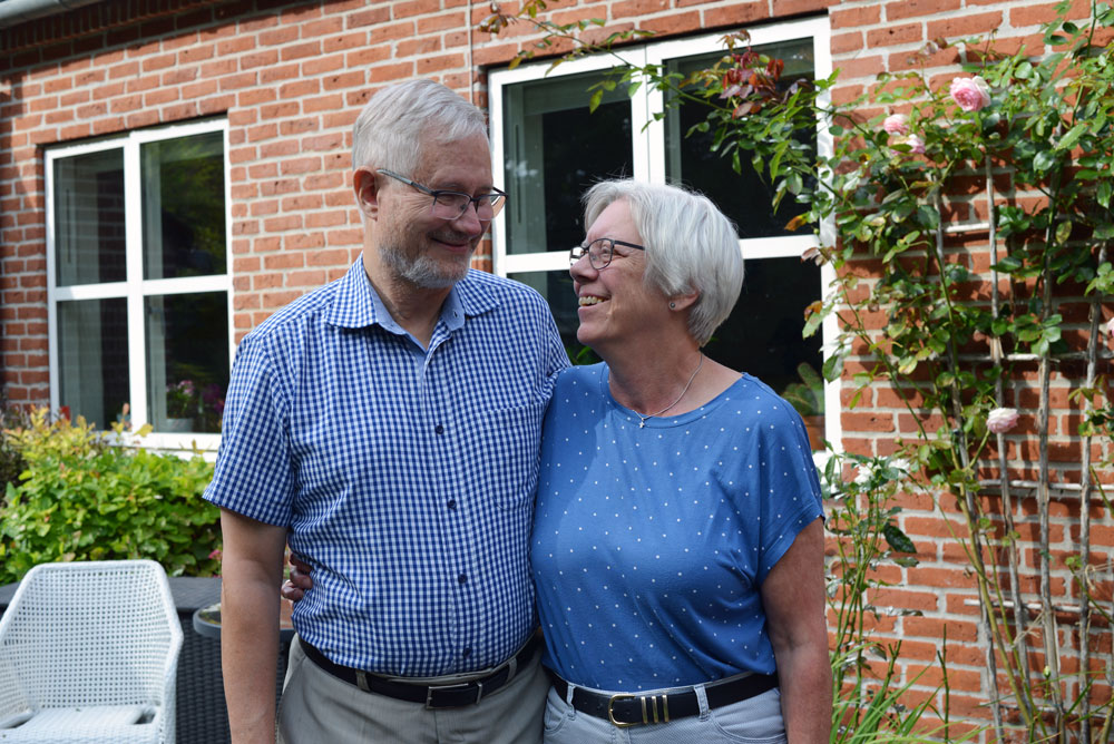 John og Johanne Marie i haven - Søften Nyt - Foto: Anders Godtfred-Rasmussen.