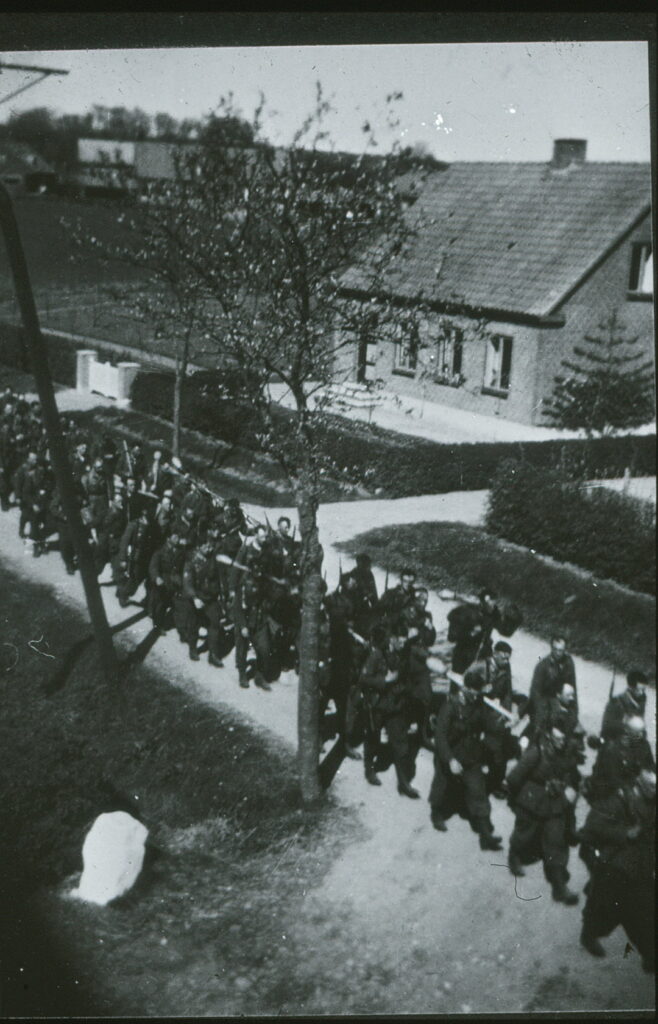 Tyske soldater på vej sydpå ved Norring Mølle - Søften Nyt - Foto: Ukendt/Hinnerup Egnsarkiv.