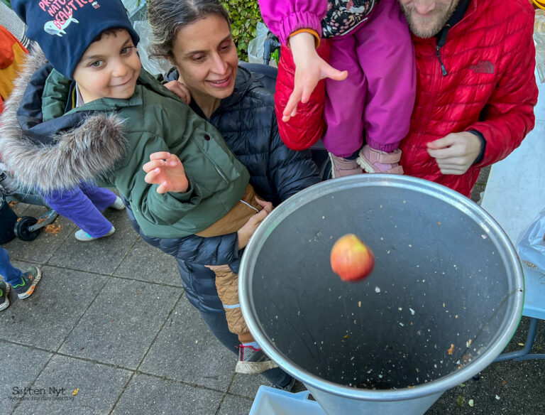 Æblemos på biblioteket - Søften Nyt - Foto: Anders Godtfred-Rasmussen.