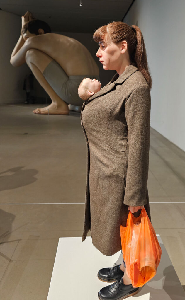 ´Woman with shopping` er den tredje skulptur, som er udstillet af Ron Mueck. Hun er formindsket og det samme er barnet på maven i forhold til ´Girl`og ´Boy`. Foto: Anders Godtfred-Rasmussen - Søften Nyt.