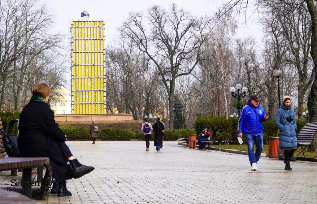 Kievs statuer i parkerne er dækket til for at undgå skader, hvis russiske missiler slår ned. Foto: Stefan Weichert - Søften Nyt.