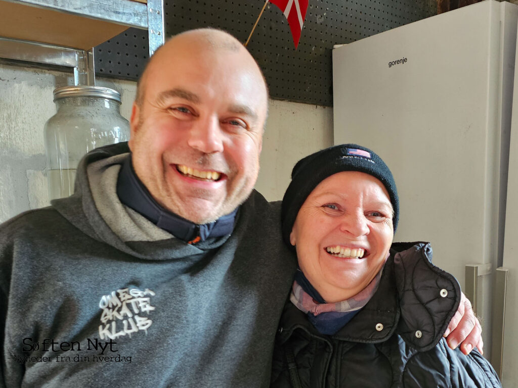 Jens og Eline er bege frivillige i Omega Skate Klub, og i de mange måneder, som klubben har været lukket har de savnet fæællesskabet i klubben, og er nu begge glade for at kunne hjælpe klubben igen. Foto: Anders Godtfred-Rasmussen - Søften Nyt.