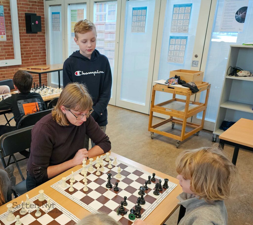 Hanne Worm spiller mod en af nybegynderne mens Playmaster Mathias ser til og kommer med gode råd. Foto: Anders Godtfred-Rasmussen - Søften Nyt.
