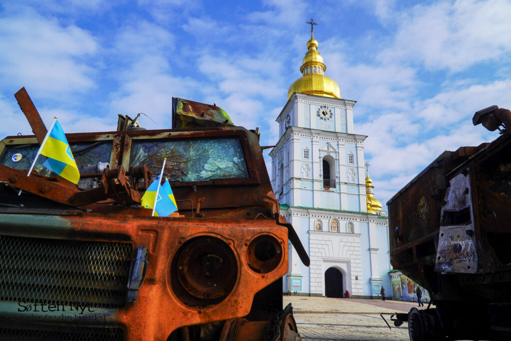 Foran St. Michaels Kirken i Ukraine holder udbrændte russiske militærkøretøjer. Mange ukrainere kommer forbi for at kigge på dem. Foto: Stefan Weichert - Søften Nyt.