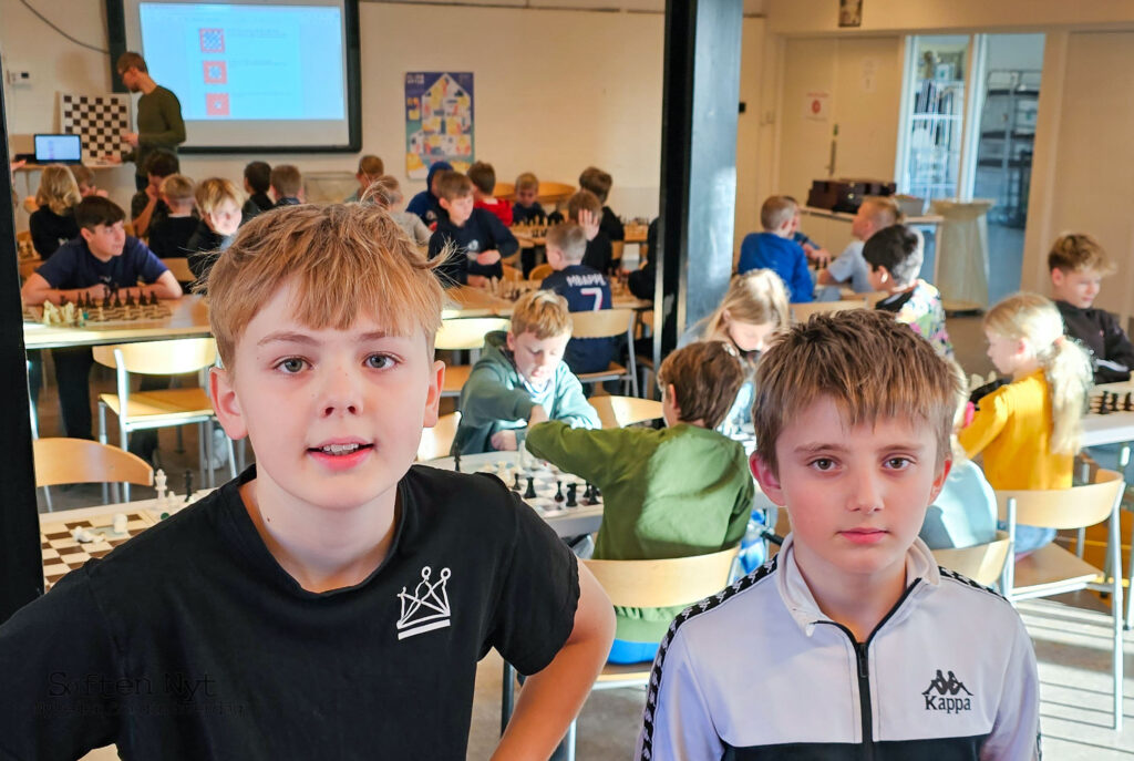 Tobias og Mikkel går begge i 6. klasse og er uddannede Playmaster, og de er to af de tre elever, der hjælper med skoleskak på Præstemarkskolen til den årlige skoleskak dag. Foto: Anders Godtfred-Rasmussen - Søften Nyt.