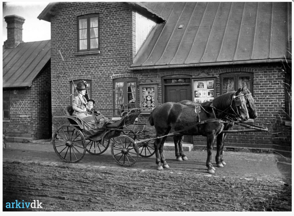 Johanne Johansen og hendes yngste søn foran Banegårdsplads 9 i Hinnerup, billedet er udlånt af Hinnerup Egnsarkiv - Søften Nyt - Foto: Anders Godtfred-Rasmussen.