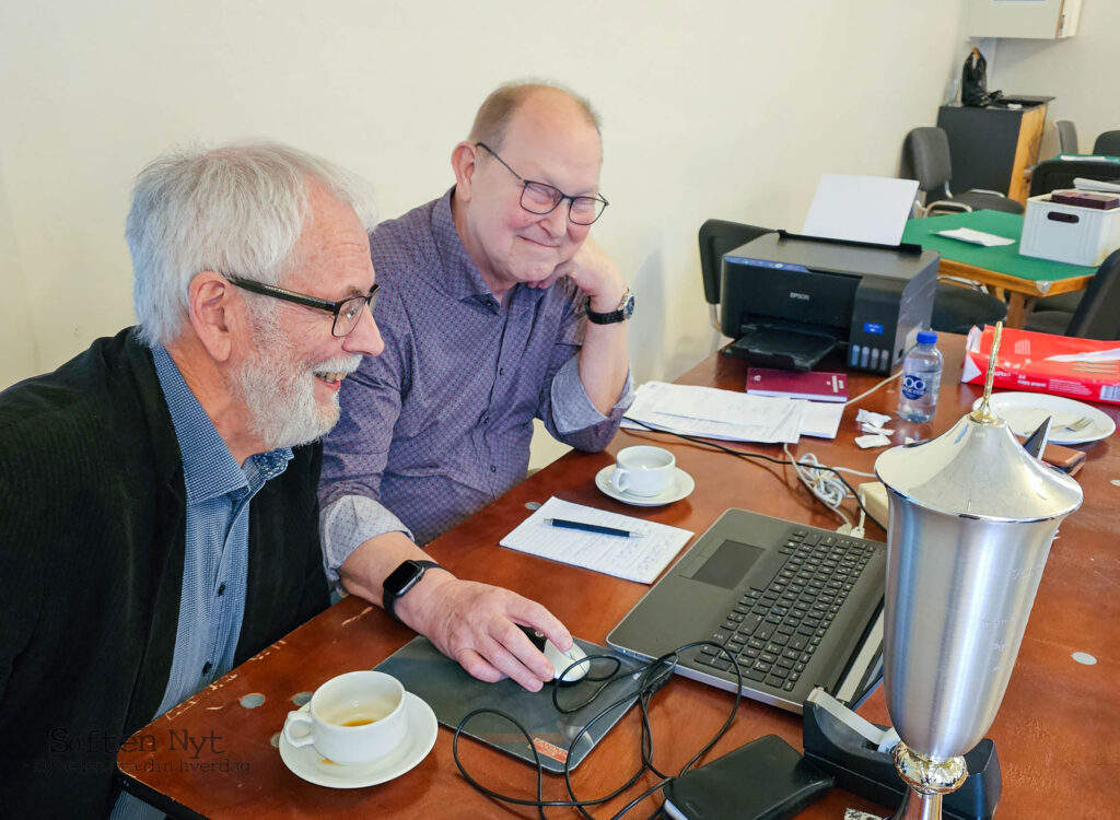 De to turneringsledere, Hans Kjær Christensen og Hans Handrup havde nok at se til i løbet af dagen, også selvom alt registrering foregår elektronisk. Foto: Anders Godtfred-Rasmussen - Søften Nyt.