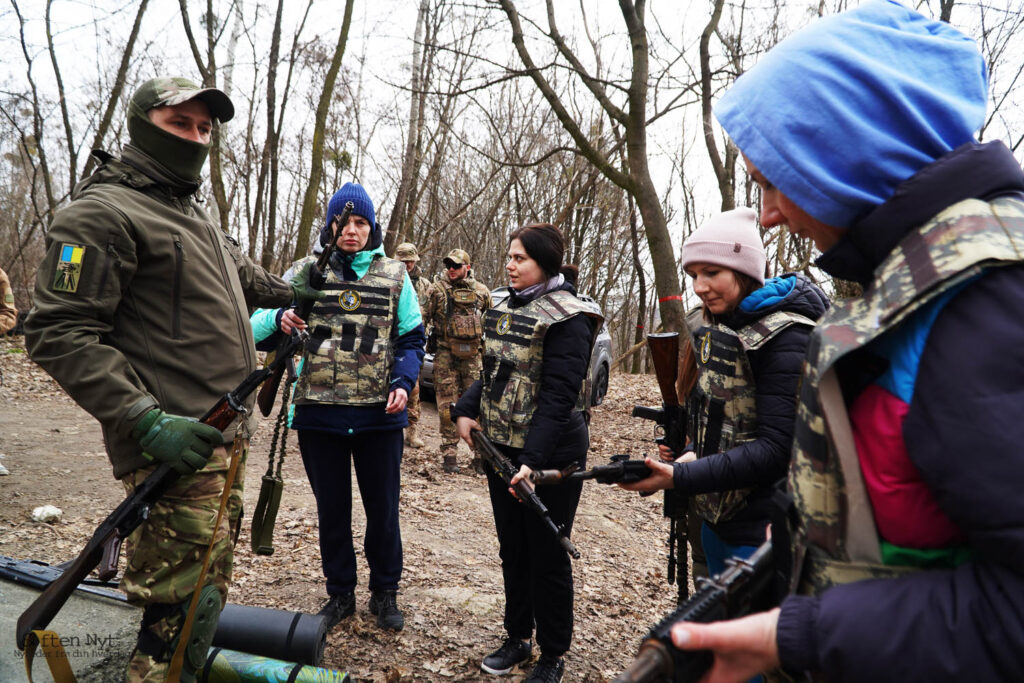 En gruppe kvinder modtager træning i Kyiv, så de er klar, hvis russerne kommer - Søften Nyt - Foto: Stefan Weichert.