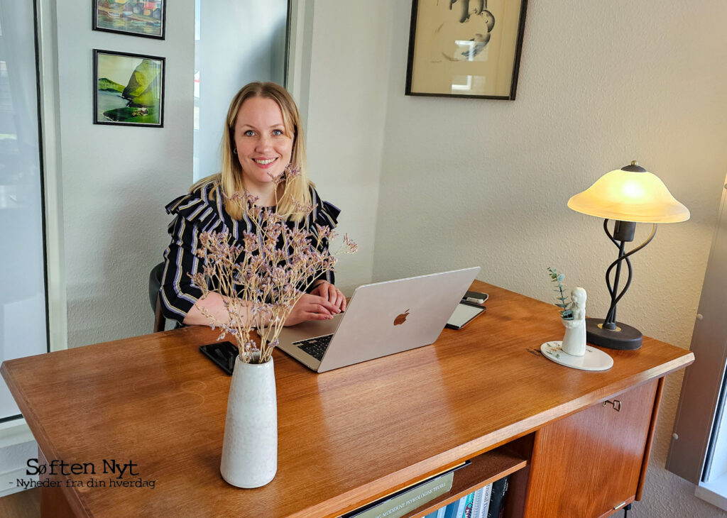 Camilla har taget ældre arvestykker med hjemmefra i indretning af hendes kontor, hvor der er plads til arbejde og samtale ved skrivebordet, eller sofa arrangementet, som der ikke blev plads til i billedet. Foto: Anders Godtfred-Rasmussen - Søften Nyt.