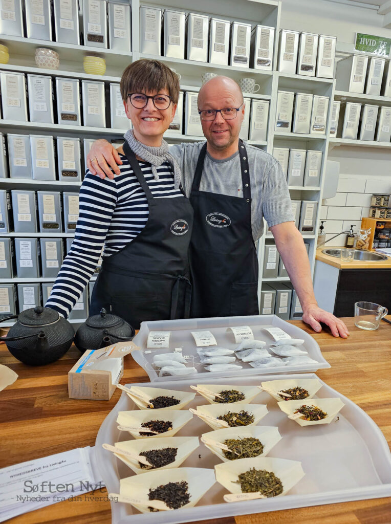 Billedet viser Lone og Claus fra Tea4U foran dem er der mange forskellige slags te - Søften Nyt - Foto: Anders Godtfred-Rasmussen.