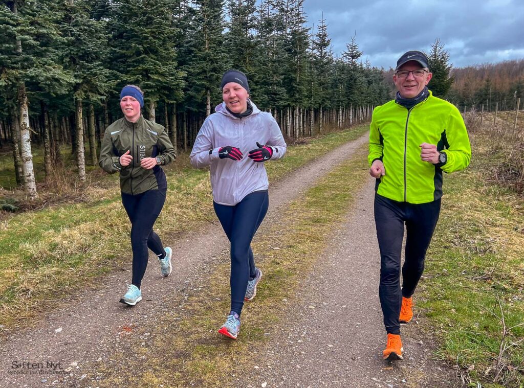 Maiken og Christina har efterhånden løbet mange kilometer i og omkring Hinnerup siden de startede i løbeskolen i foråret 2023. På denne løbetur, hvor Søften Nyt var med, der endte det med, at de løb deres længste tur siden løbeskolen startede på næsten 8 km. Foto. Anders Godtfred-Rasmussen - Søften Nyt.