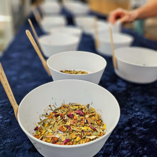 Billedet er forside billedet og viser Mange forskellige smags og duftprøver af te hos Tea4u i Foldby - Søften Nyt - Foto: Anders Godtfred-Rasmussen.