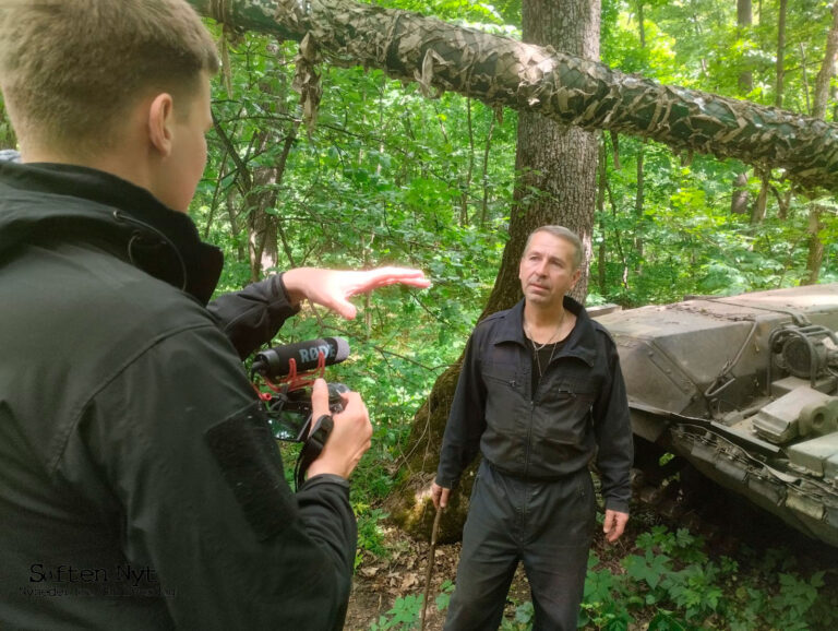 Billede af Stefan Weichert og en kilde han taler med i det Østlige Ukraine - Søften Nyt - Foto: Stefan Weichert.