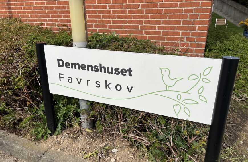 Billede af et skilt, hvor der står Demenshuset Favrskov. Huset ligger på plejecenter Hinneruplund i Hinnerup - Søften Nyt - Foto: Anders Godtfred-Rasmussen.