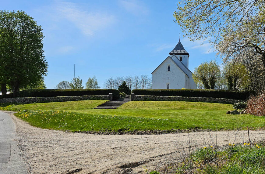 Billede af Sabro kirke hvor Pilgrimsvandringen starter på Kr. Himmelfartsdag. Foto: Anders Godtfred-Rasmussen - Søften Nyt.