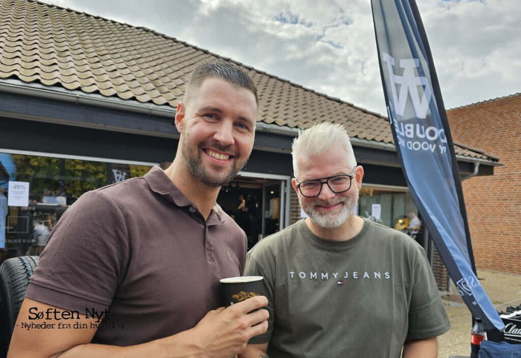 Anders Pedersen, søn af Jørgen, og Claus Hvass har arrangeret festen til ære før Jørgen Pedersen, og var begge to rigtigt glade for, at så mange havde valgt at bruge deres fredag eftermiddag på Kastanjetorvet i Hinnerup, for at fejre Jørgen Pedersen. Foto: Anders Godtfred-Rasmussen - Søften Nyt.