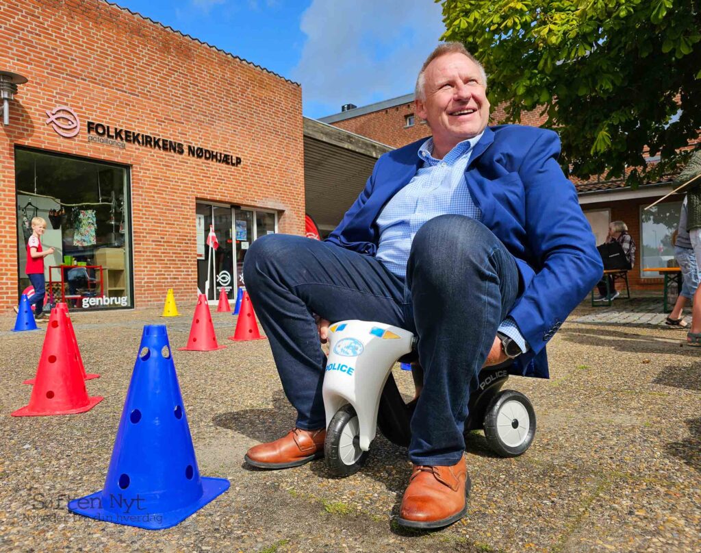 Magnus Nielsen fra HOG udfordrede Borgmester Lars Storgaard og han ville køre en tur på en scooter, og Lars sagde kun ja, hvis det kunne blive den, hvor der står ´Police`på. Foto: Anders Godtfred-Rasmussen - Søften Nyt.