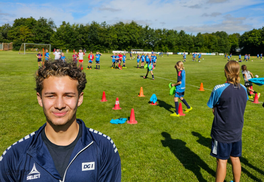 Josef Storgaard giver gerne sin tid til frivilligt arbejde, også selvom han til daglig er spiller og træner i en anden klub end i Søften, men det giver så meget glæde for ham at kunne hjælpe andre til at blive bedre til at spille fodbold. Foto: Anders Godtfred-Rasmussen - Søften Nyt.