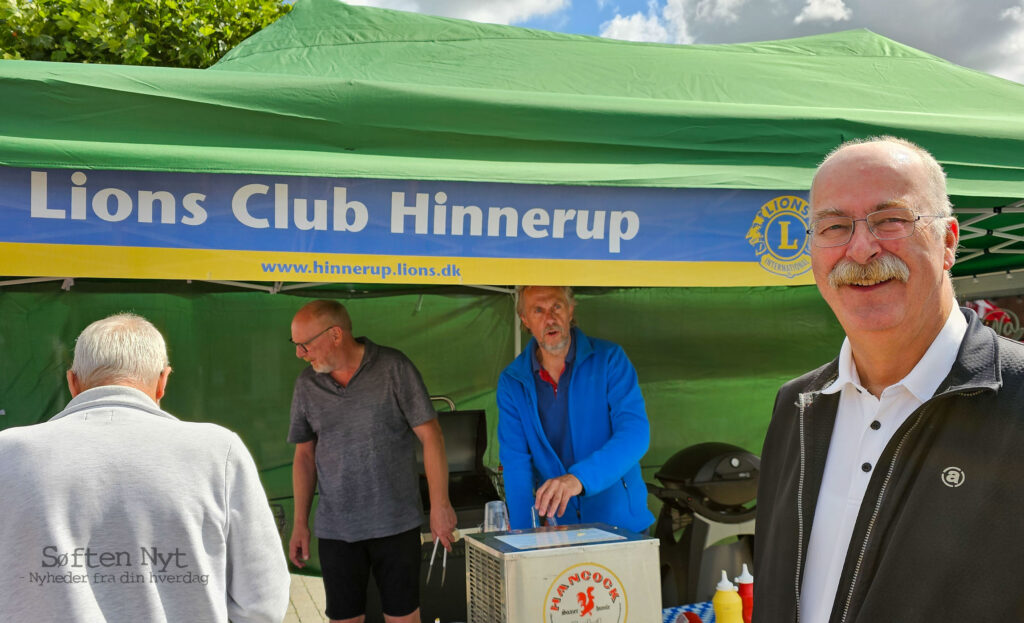 Det er et stort arbejde for Lions Club i Hinnerup og hjælpe til ved Hinnerup Byfest, men det har Kim og de mange frivillige været med til i mange år, og de bliver gerne ved for at skabe flere aktiviteter i Hinnerup. Foto: Anders Godtfred-Rasmussen - Søften Nyt.