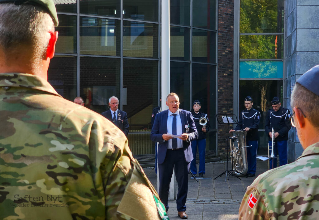 Borgmester Lars Storgaard (K) talte, blandt andet, om at de første danske soldater blev udsendt for 76 år siden, da de var udsendt udsendt i konflikten mellem Israel og nabolandene i regionen. Foto: Anders Godtfred-Rasmussen - Søften Nyt.