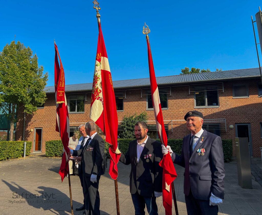 Fanebærerne den 5. september var fra højre mod venstre - Garderforeningen for Aarhus og Omegn, Hinnerup Våbenbrødre forening og Forsvarsbrødrene i Hammel - Søften Nyt - Borgmester Lars Storgaard (K) talte, blandt andet, om at de første danske soldater blev udsendt for 76 år siden, da de var udsendt udsendt i konflikten mellem Israel og nabolandene i regionen. Foto: Anders Godtfred-Rasmussen.