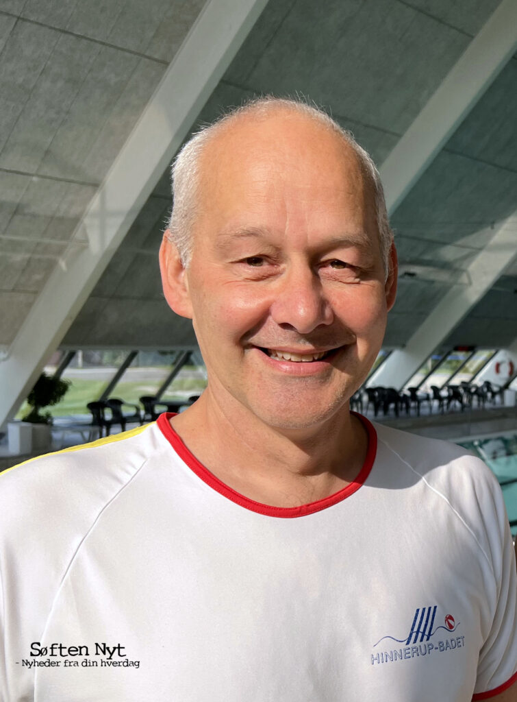 Jørgen Mundt glæder sig over, at nu er solcelleanlægget endelig sat i drift, og at Hinnerup Badet nu kan bruge en stor del af den strøm, som de selv producerer. Foto: Anders Godtfred-Rasmussen - Søften Nyt.