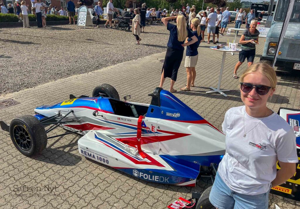 Mille Hoe kører selv i denne racer i syv løb hvert år, til støttearrangementet ved Hinnerup Bilcenter skiftedes hun til at køre ture i den bil hende bror og hun havde med, en Chevrolet Camaro fra 1967. Foto: Anders Godtfred-Rasmussen - Søften Nyt.