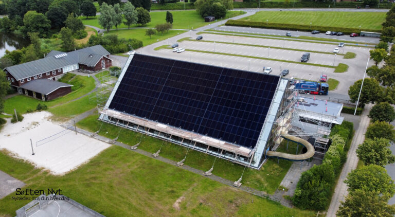 Solcelleanlægget er placeret på begge sider af taget på Hinnerup Badet, og hen over sommeren har håndværkerne været igang, nu er det færdigt og kan bruges til at producere strøm, og der er garanteret, at det kan producere mindst 170.000 kWh timer om året. Foto: Anders Godtfred-Rasmussen - Søften Nyt.