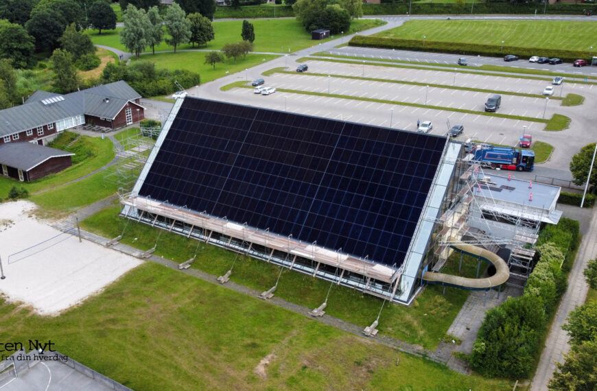 Solcelleanlægget er placeret på begge sider af taget på Hinnerup Badet, og hen over sommeren har håndværkerne været igang, nu er det færdigt og kan bruges til at producere strøm, og der er garanteret, at det kan producere mindst 170.000 kWh timer om året. Foto: Anders Godtfred-Rasmussen - Søften Nyt.