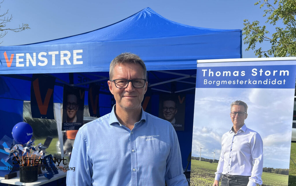 Thomas Storm fra Venstre er glad for de mange besøg på Venstres stand, i den måske sidste sommerweekend i 2024, hvor der har været mange spørgsmål til det nylige budgetforslag, som byrådet er blevet enige om. Foto: Anders Godtfred-Rasmussen.