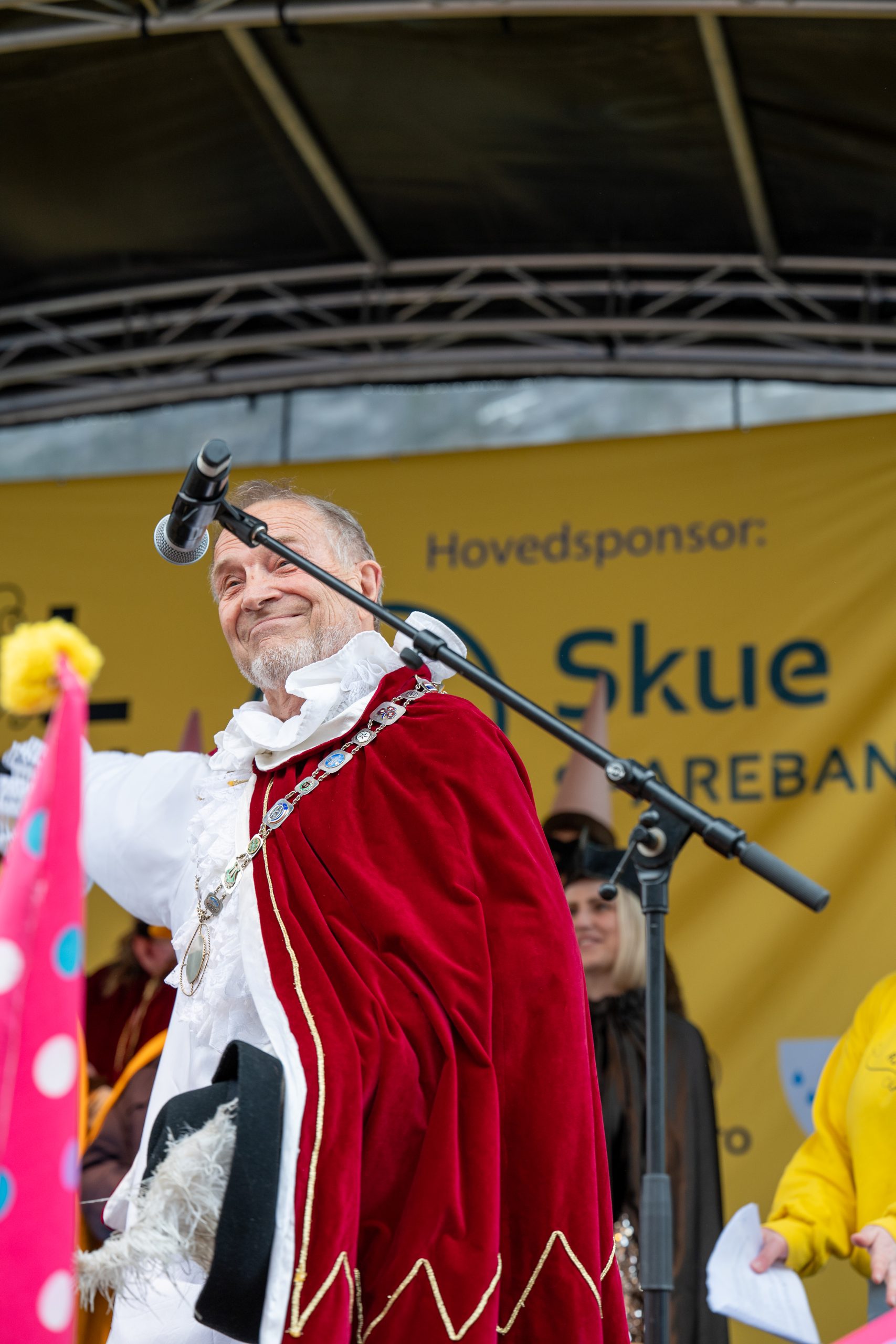 Solprins 2026 Einar Rist på scenen på Torget