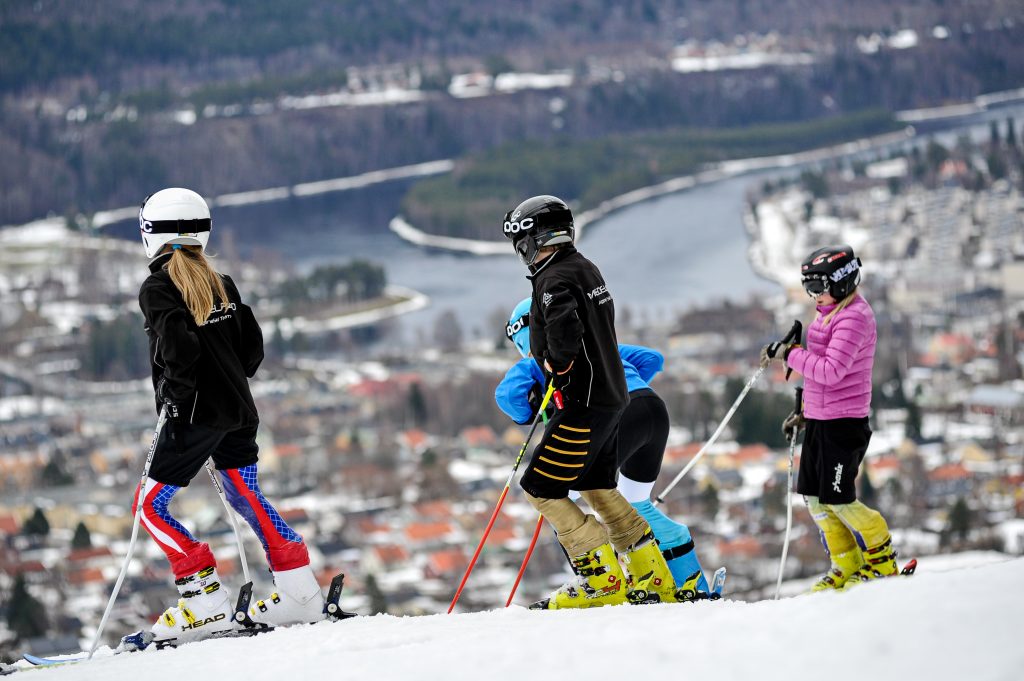 Fyra skid åkare tittar ner från hallsta mot sollefteå stadskärna och campingen