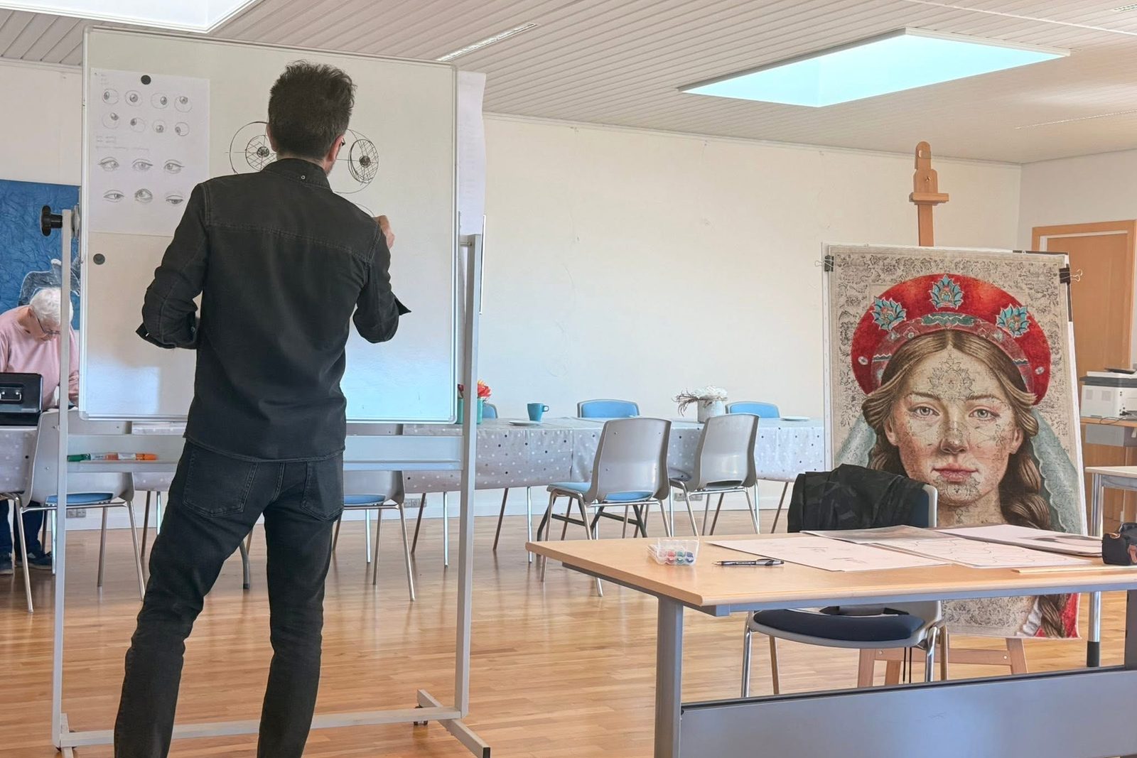 Underviser gennemgår portrættets proportioner ved tavlen